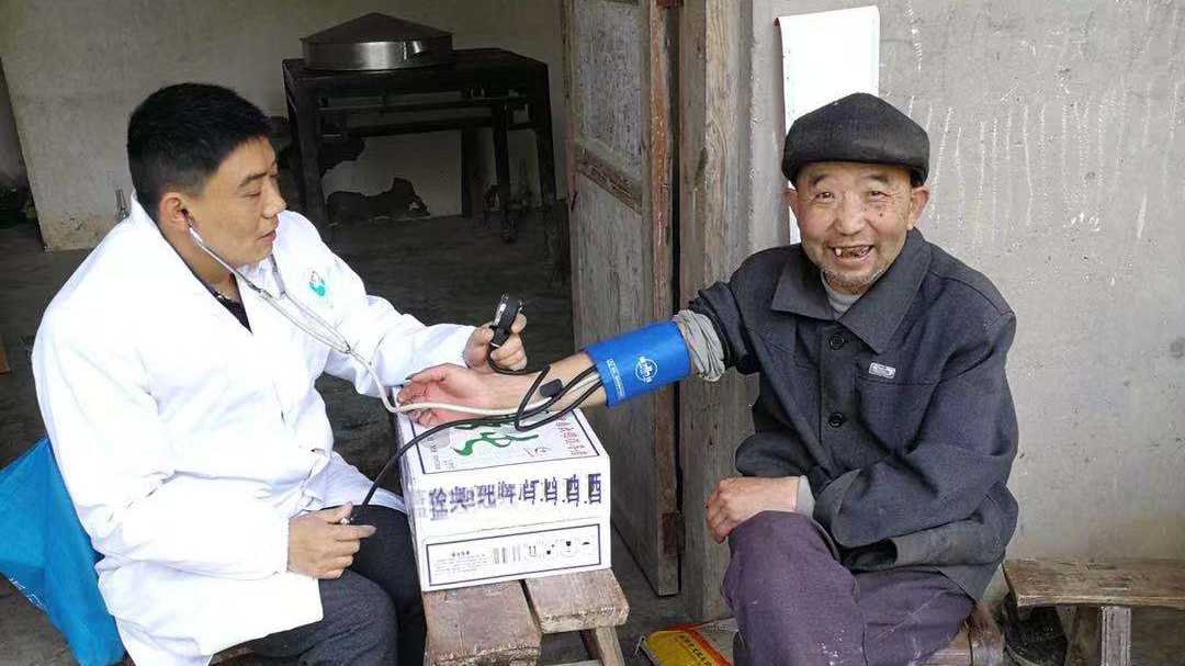 追夢中國人｜鄉(xiāng)村醫(yī)生譚明章：父子兩代堅守，致力鄉(xiāng)村醫(yī)療